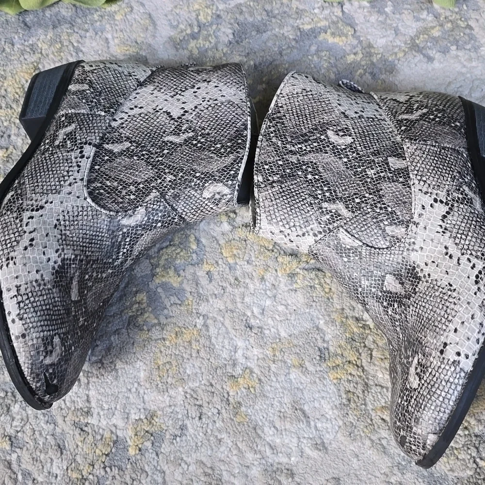 Cat & Jack Snakeskin Ankle Boots - Black and Gray